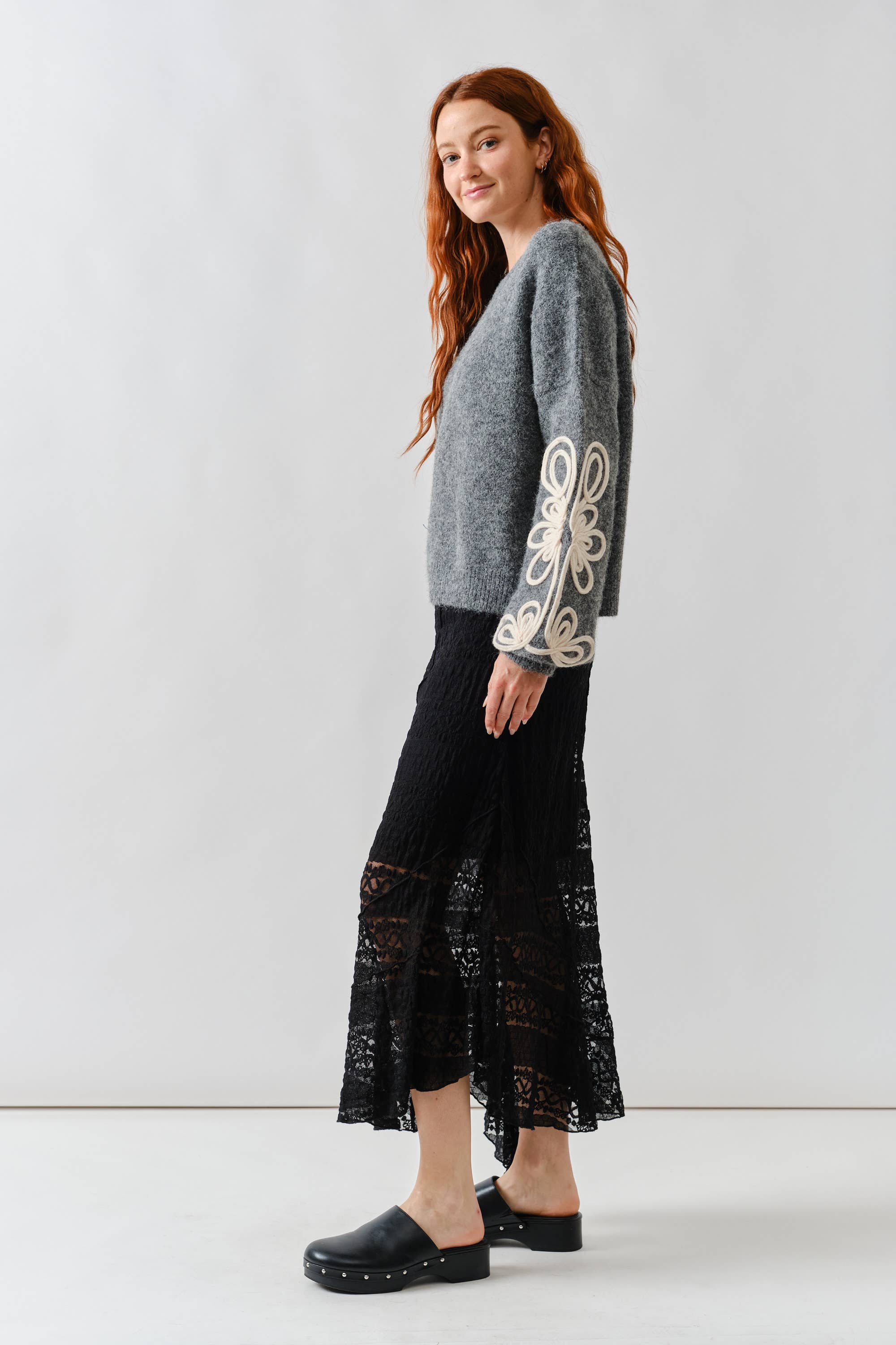 EMBROIDERED DETAIL SWEATER