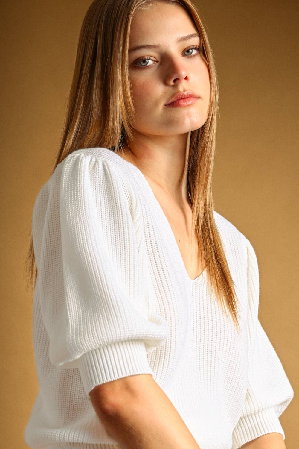 V-NECK WITH SHORT PUFF SLEEVE