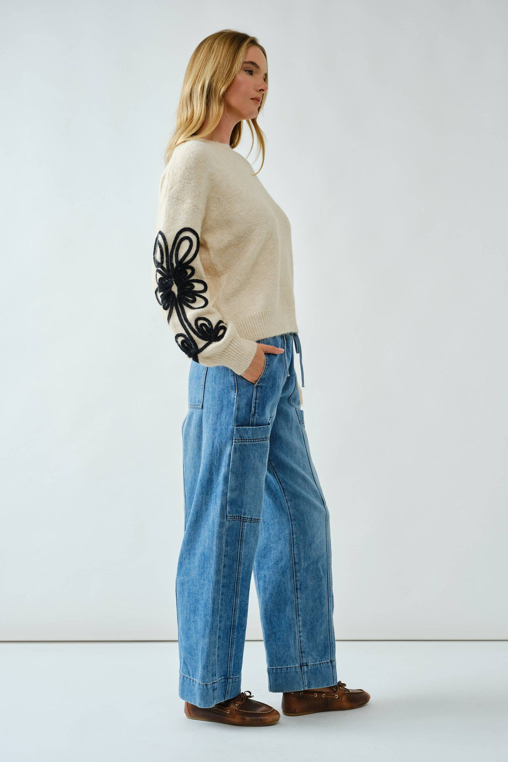 EMBROIDERED DETAIL SWEATER
