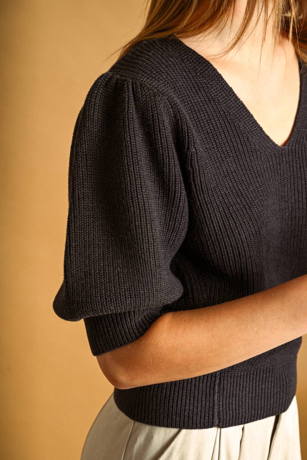 V-NECK WITH SHORT PUFF SLEEVE