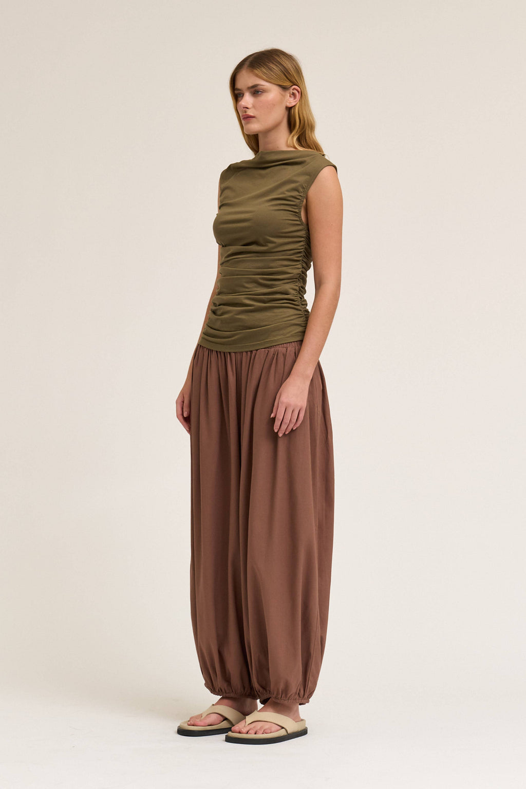 SLEEVELESS SHIRRING JERSEY TANK