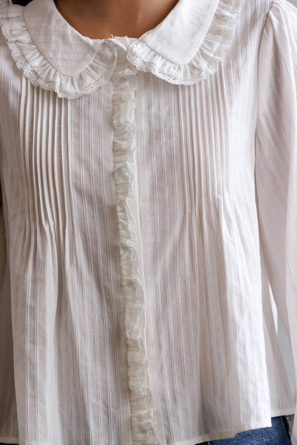 RUFFLED LACE COLLAR BLOUSE