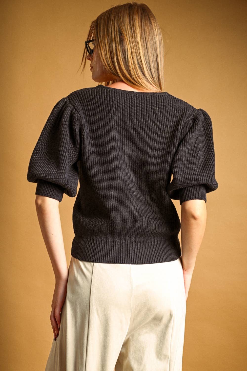 V-NECK WITH SHORT PUFF SLEEVE
