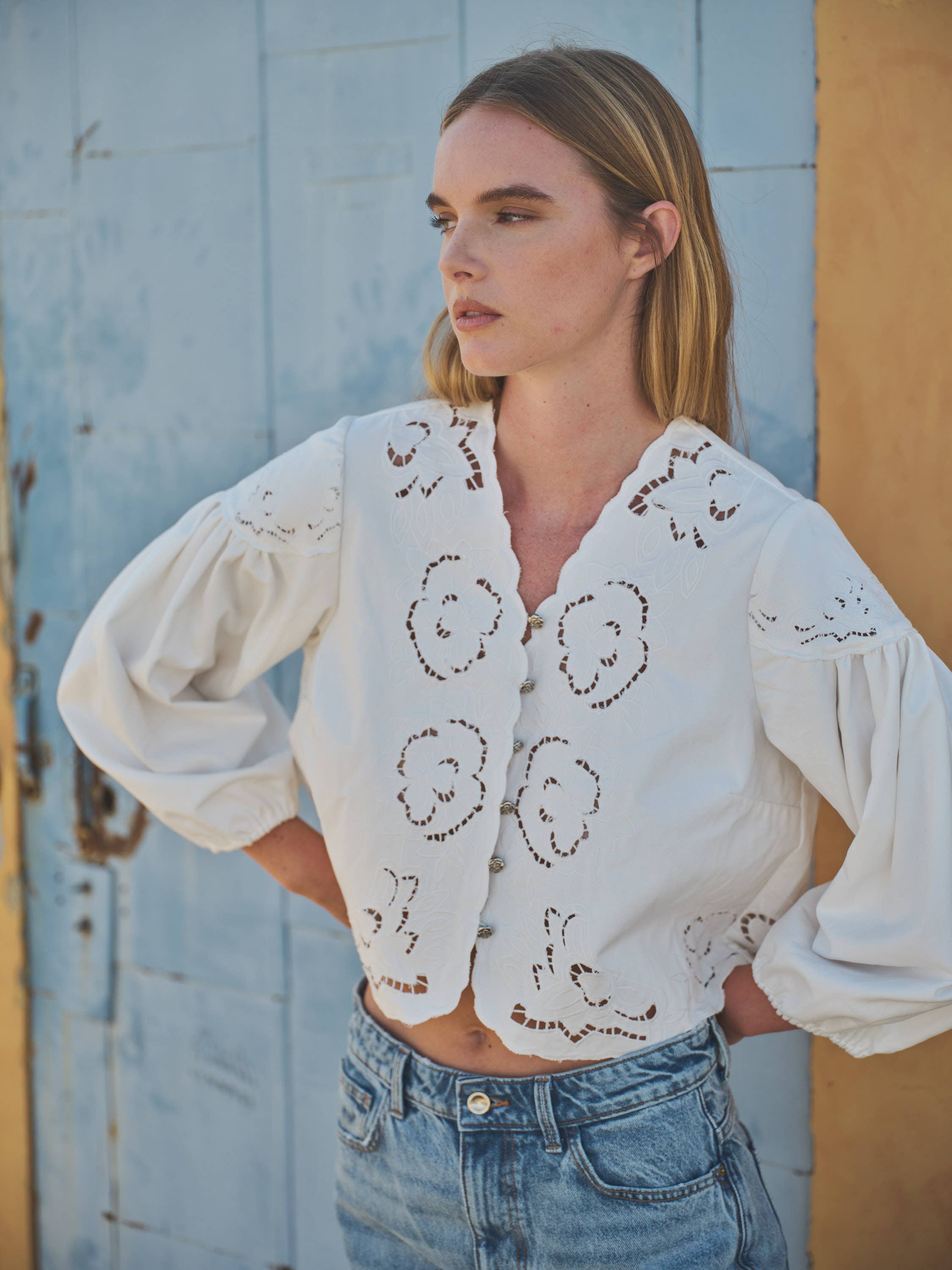 DENIM EMBROIDERY VOLUME SLEEVE BLOUSE