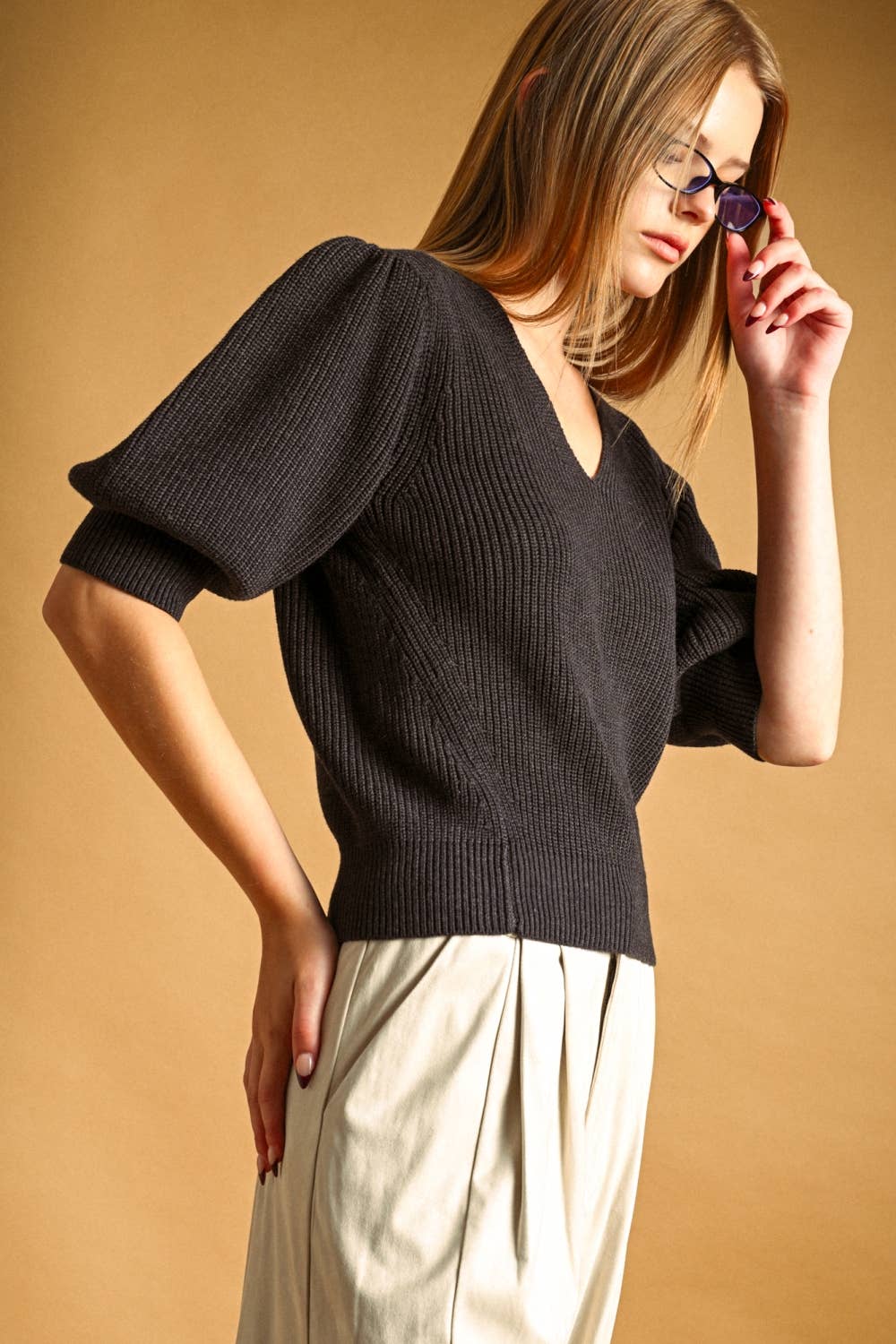 V-NECK WITH SHORT PUFF SLEEVE